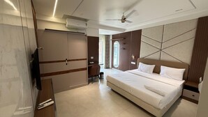 Quarto moderno com cama, escrivaninha, guarda-roupa e ventoinha de teto.