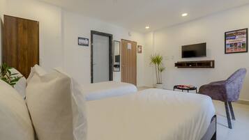 Deluxe Double or Twin Room | Desk, laptop workspace, soundproofing, iron/ironing board