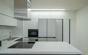 Quarto premium, sacada | Cozinha privada | Frigobar, micro-ondas