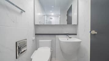 Towels, shampoo, toilet paper