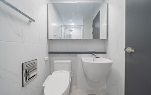 Quarto premium, sacada | Banheiro | Toalhas de banho, shampoo, papel higiênico 