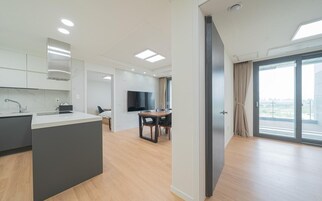 Un apartamento moderno con cocina, comedor y balcón con vistas.
