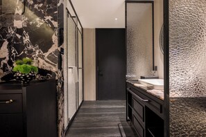 Basic Double Room, City View | Bathroom - Chongqing Bert High-Altitude Hotel  (Chongqing)