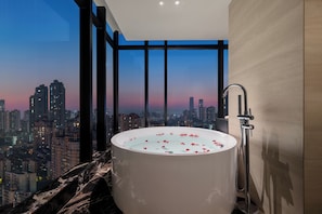 Habitación doble Premier, vista a la ciudad | Tina profunda