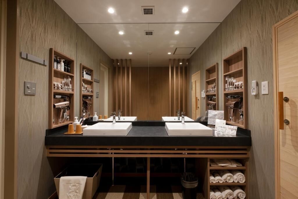 Suite | Bathroom | Separate bathtub and shower, free toiletries, hair dryer, slippers