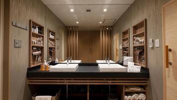 Suite | Bathroom | Separate bathtub and shower, free toiletries, hair dryer, slippers