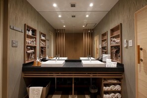 Suite | Bathroom | Separate bathtub and shower, free toiletries, hair dryer, slippers - HOTEL MYTH-WA (Wakayama)