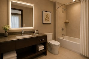 Ein Badezimmer mit Waschbecken, Toilette und Badewanne.