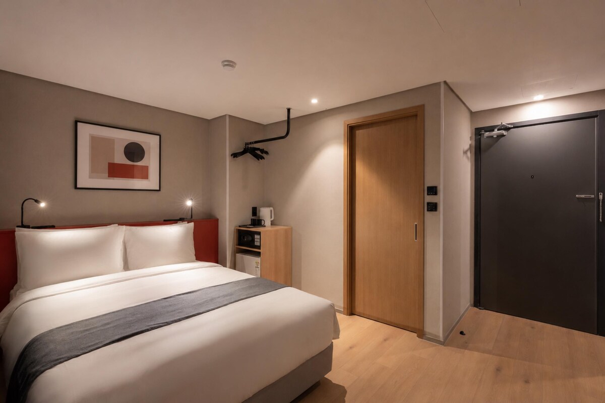 Kamar Superior, 1 Tempat Tidur Double, Bebas Asap Rokok (Shower Only) | Brankas, meja kerja, ruang kerja ramah laptop, dan tirai kedap cahaya