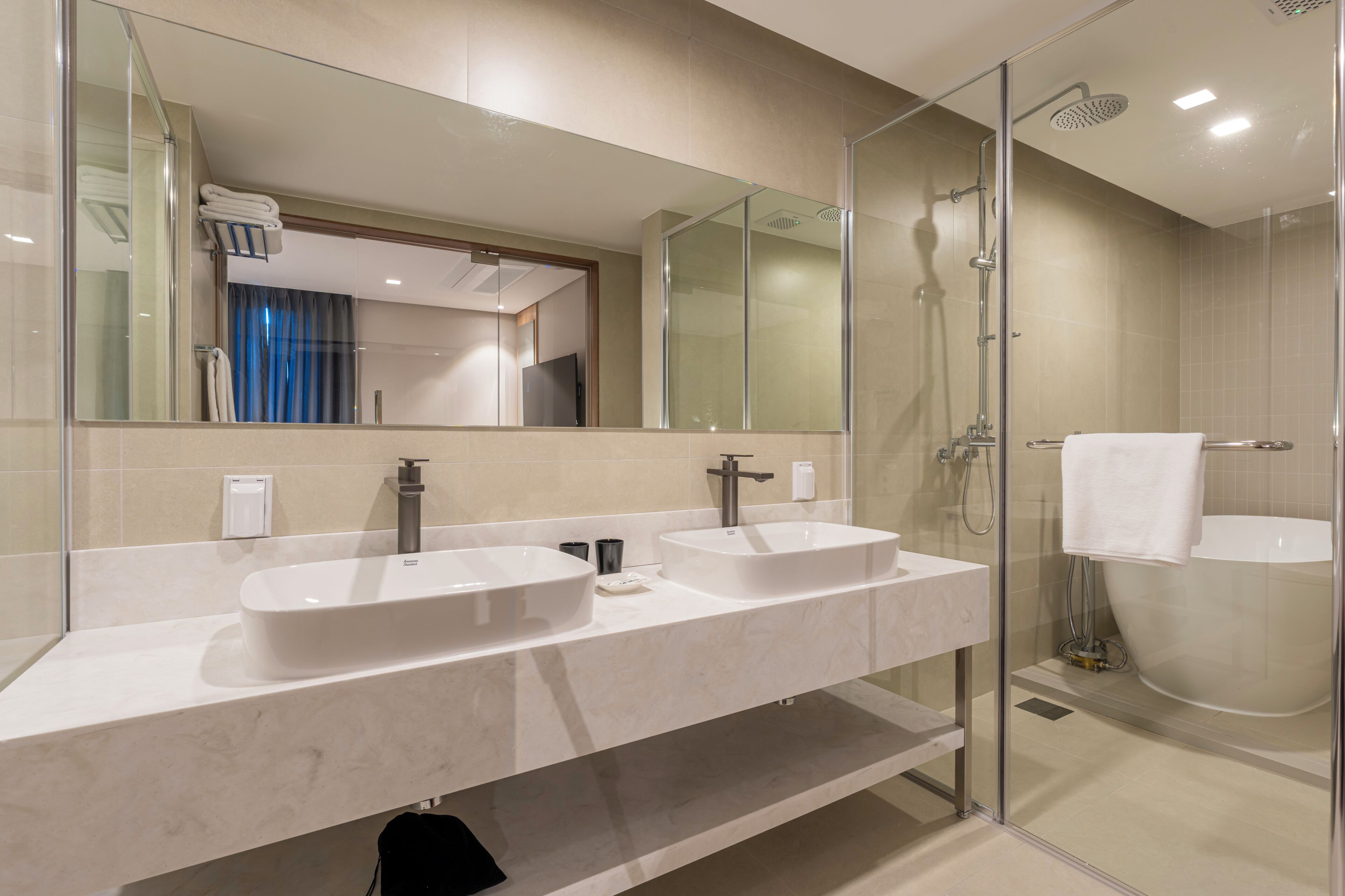 Luxury Suite, City View | Bathroom