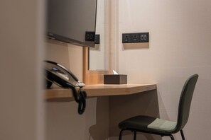 Superior-Doppelzimmer, Stadtblick | Zimmersafe, Schreibtisch, laptopgeeigneter Arbeitsplatz