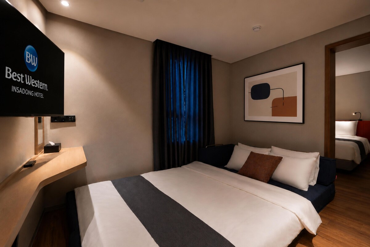 Suite, 2 Tempat Tidur Twin, Bebas Asap Rokok, bathtub (Living Room;with Sofabed) | Brankas, meja kerja, ruang kerja ramah laptop, dan tirai kedap cahaya