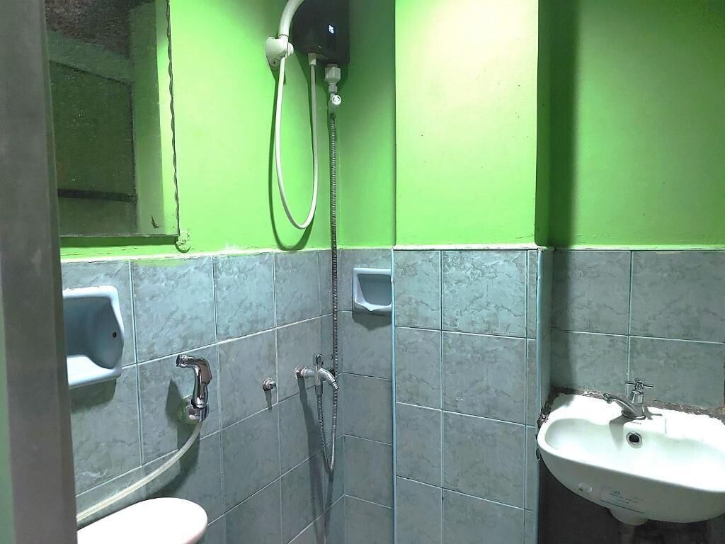 Un baño con ducha, inodoro y lavabo.