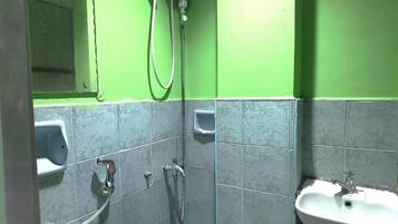 Un baño con ducha, inodoro y lavabo.