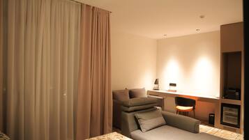 Luxury Suite, Lanai, Courtyard View | Living area