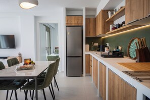 Frigorífico, horno, placa de cocina y lavavajillas