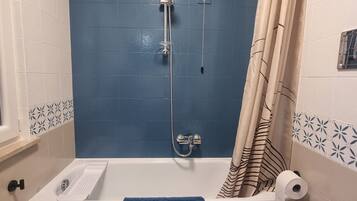 Asciugacapelli, bidet, asciugamani, sapone