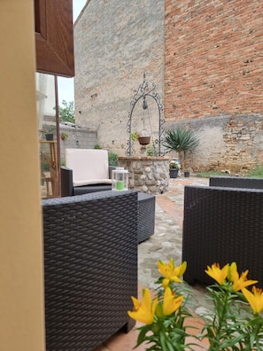 Terrace/patio - A whole house near Palmanova, with a private entrance and garden. (Ontagnano)