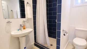 Superior Studio, Sea View, Oceanfront | Bilik Mandi | Pancuran mandi, tuala disediakan