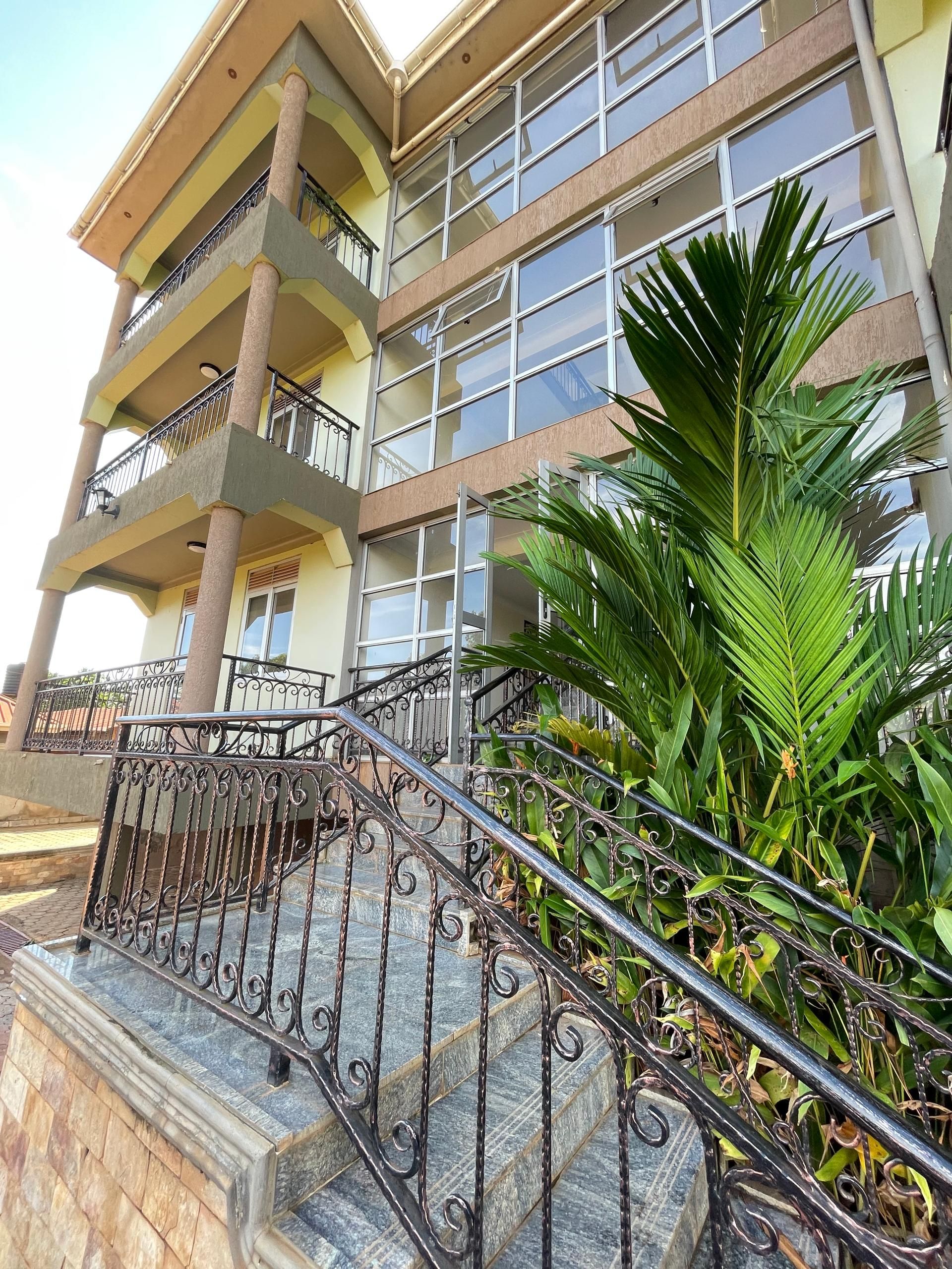 Un edificio de varios pisos con una escalera que lleva a un balcón.