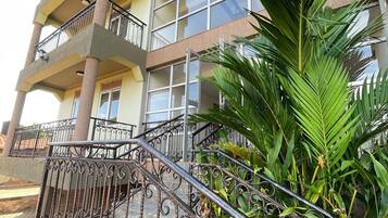 Un edificio de varios pisos con una escalera que lleva a un balcón.