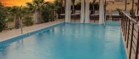 Monolocale, balcone, vista giardino | Piscina | Piscina stagionale all'aperto