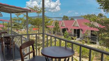 Habitación doble clásica, balcón, vista al mar | Restaurante al aire libre