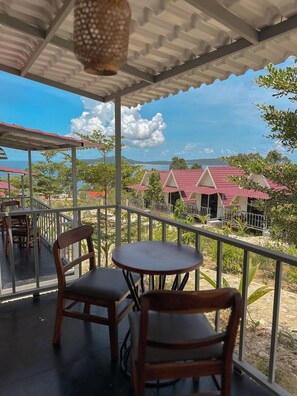 Kamar Double Klasik, balkon, pemandangan laut | Tempat makan outdoor
