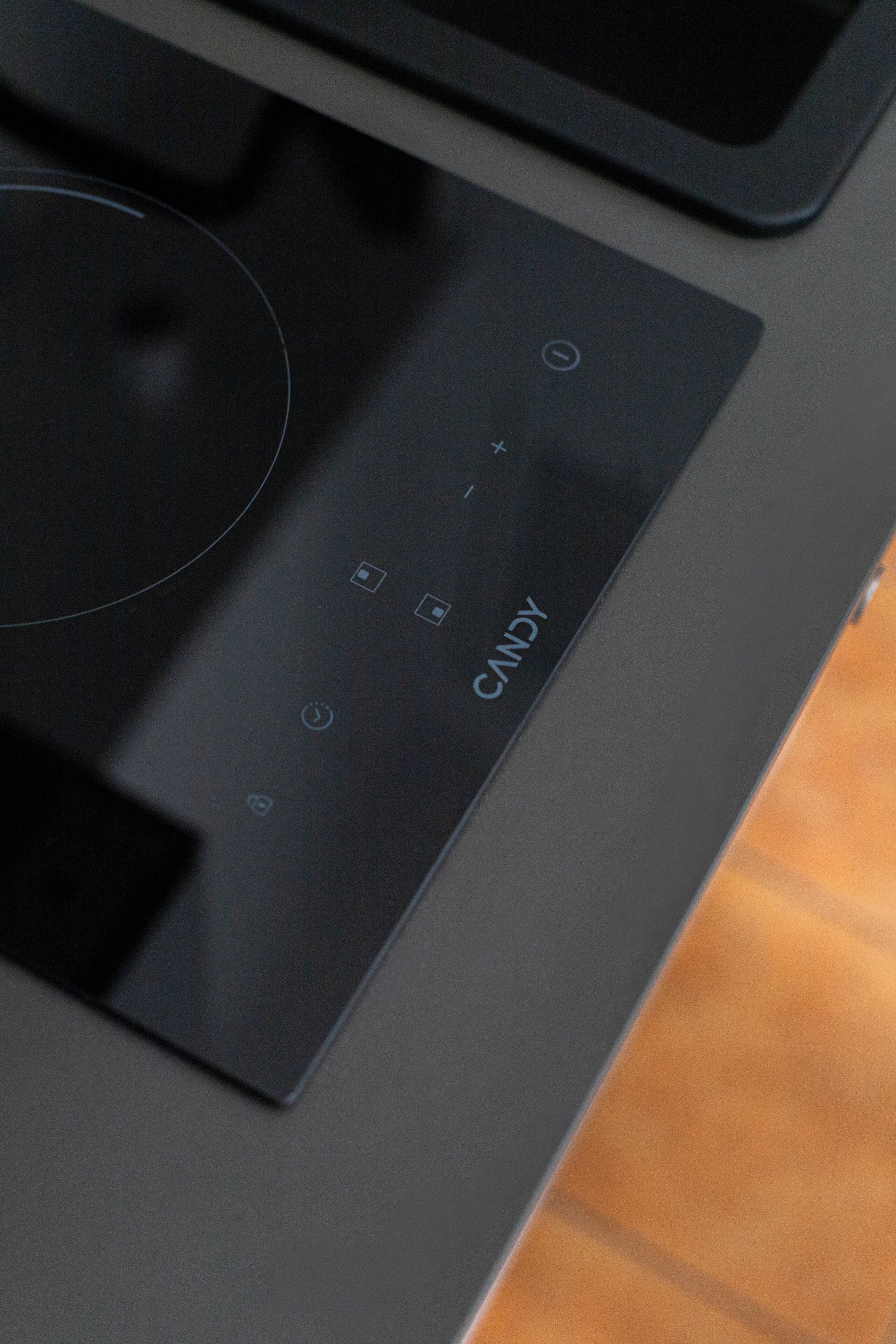 Un dispositivo electrónico negro con una interfaz circular y la palabra 'CANDY' escrita en él.