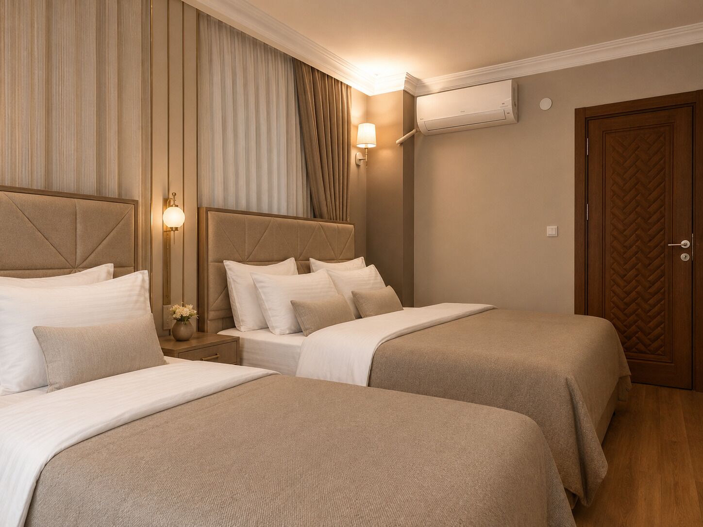 Quarto triplo conforto, vista para a cidade | Cofres nos quartos, individualmente mobiliados, escrivaninha