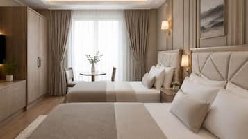 Comfort-Dreibettzimmer, Stadtblick | Zimmersafe, Schreibtisch, laptopgeeigneter Arbeitsplatz