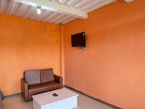 Habitación doble superior | Área de sala de estar | Televisión 