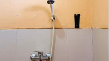 Kamar Double Superior | Kamar mandi | Shower dan handuk