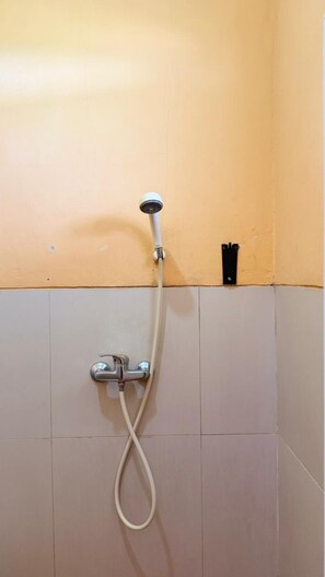 Habitación doble superior | Baño | Regadera y toallas 