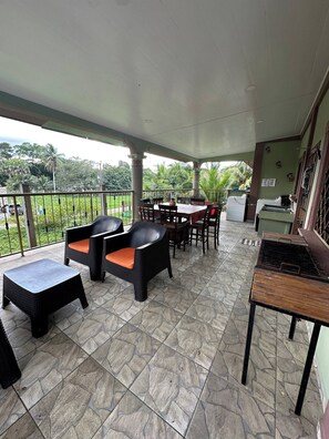 Outdoor dining - Casa Playa Cieneguita (Puerto Cortes)