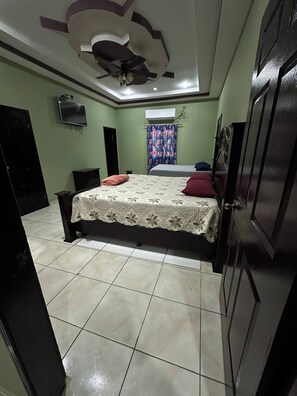 4 habitaciones, tabla de planchar con plancha, internet y ropa de cama 