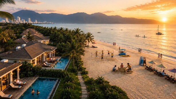 Un resort con piscina, playa y vistas al océano.