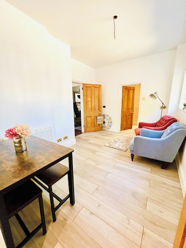 Beautiful one bedroom Dorset apartment in gated private grounds