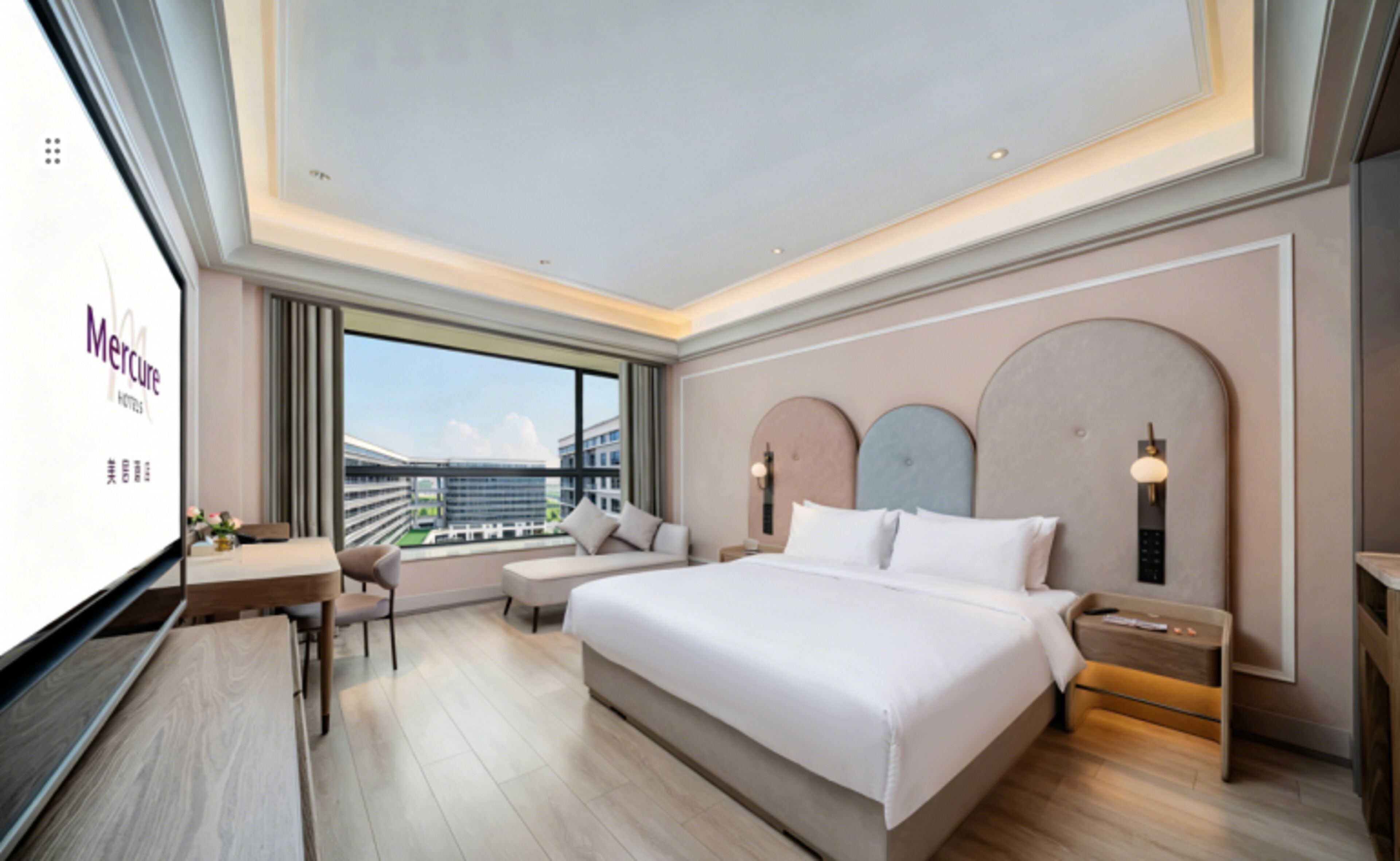 Quarto solteiro conforto, vista para a cidade | Cofres nos quartos, escrivaninha, espaço de trabalho para notebook