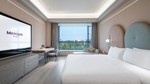 Quarto solteiro conforto, vista para a cidade | Cofres nos quartos, escrivaninha, espaço de trabalho para notebook