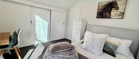 2 bedrooms, iron/ironing board, internet, bed sheets