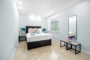 Iron/ironing board, free WiFi, bed sheets - 6BR Spacious Miami Shores, Pool, Home Theatre, BBQ (Miami Shores)