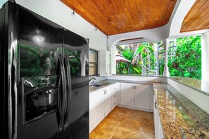Wasserkocher mit Kaffee-/Teezubehör, Kühlschrank, Mikrowelle, Ofen