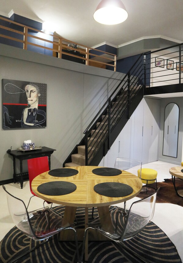 Dining - Stylish designer apartment close to transport (Edgecliff)