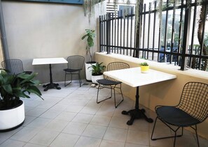 Outdoor dining - Stylish designer apartment close to transport (Edgecliff)