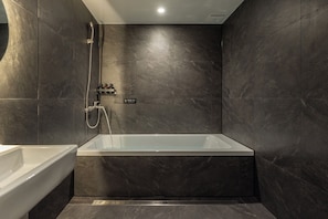 Deluxe Room | Bathroom | Hair dryer, towels, shampoo, toilet paper - Anook Ryokan Hotel Suwon Ingye (Suwon)