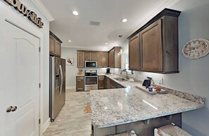 Private kitchen - Charming Gulf Shores Cottage Beach Paradise for 10 Guests (Gulf Shores)