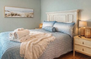 Tabla de planchar con plancha, internet y ropa de cama 