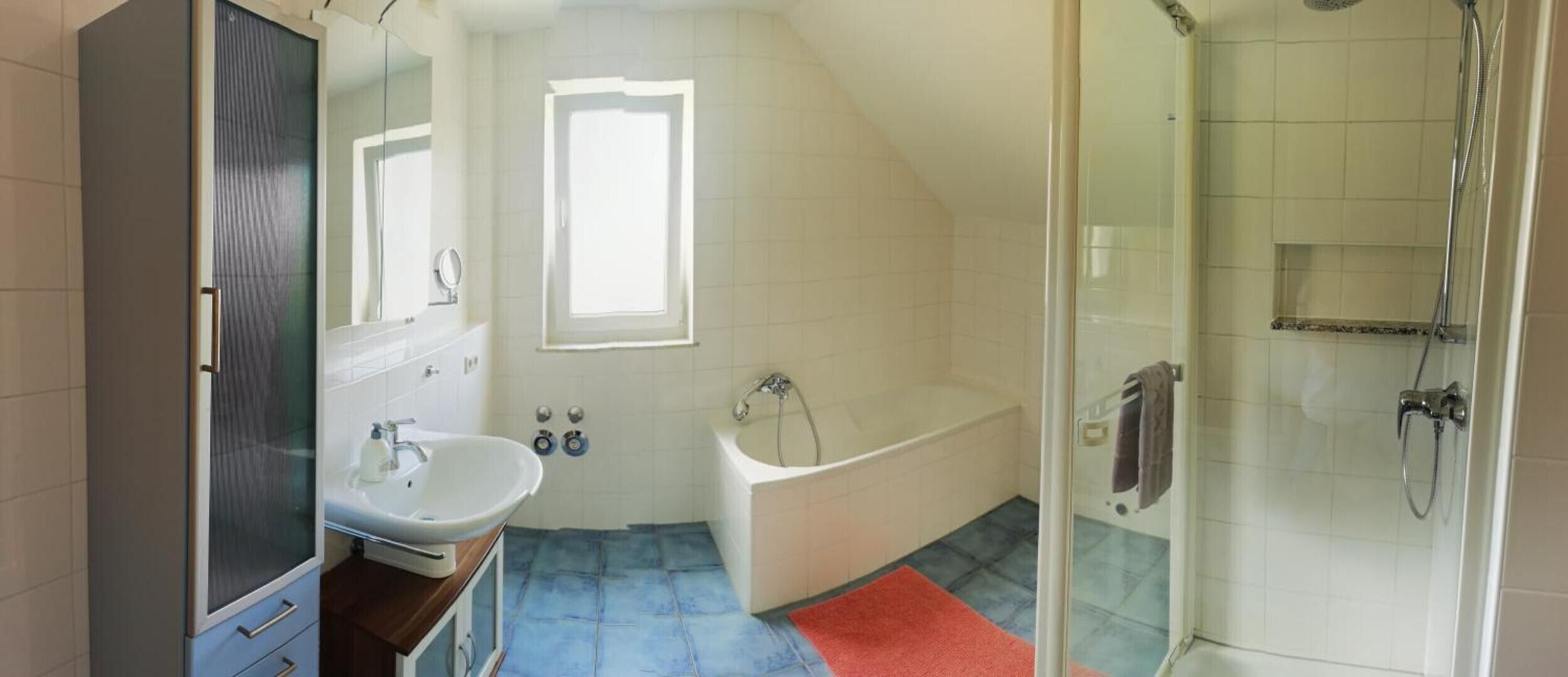 Dusche, Haartrockner, Handtücher