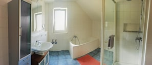Dusche, Haartrockner, Handtücher
